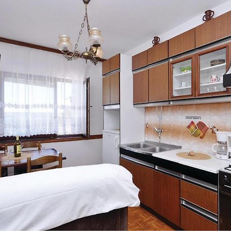 2 Bedroom Lovely Apartment In Starigrad Paklenica Exterior foto